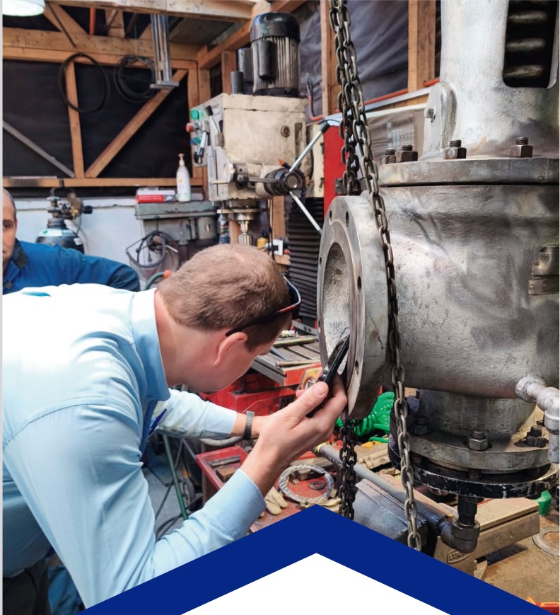 Técnico realizando mantención a una válvula industrial